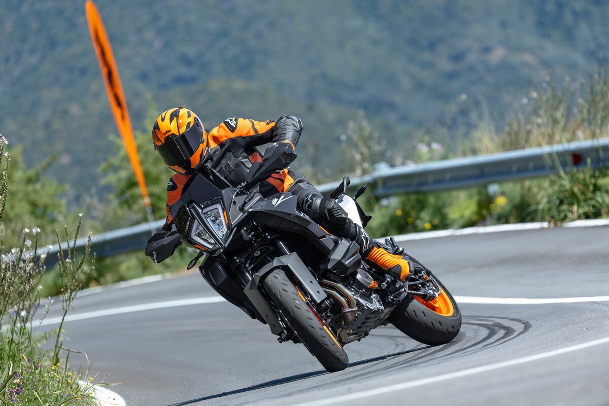 KTM 890 SMT, la prova: una nuova moto da teppisti in città!